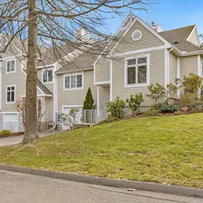 Bild von BBHS New England Properties: Cheryl Arcidiacono, Realtor