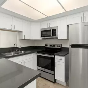 Two Bedroom Apartment in Culver City with Upgraded Kitchen