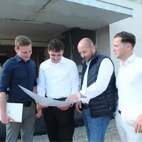 Die BT Hausverwaltung Koblenz GmbH steht für moderne, lösungsorientierte Immobilienverwaltung mit persönlichem Ansprechpartner und fundierter Erfahrung in der Betreuung von Wohn- und Gewerbeobjekten.