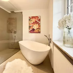 Mit Liebe zum Detail und einem Gespür für modernes Design realisiert die H+S Immobilien GmbH aus Koblenz hochwertige Badrenovierungen, die Funktionalität und Ästhetik auf höchstem Niveau vereinen.