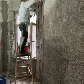 H+S Immobilien GmbH ist Ihr zuverlässiger Partner für professionelle Verputzarbeiten in Koblenz. Mit viel Know-how und moderner Technik sorgt das Team für glatte, langlebige Wandflächen im Innen- und Außenbereich – die ideale Basis für jede weitere Raumgestaltung.