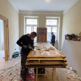 Die H+S Immobilien GmbH aus Koblenz bietet fachgerechte Renovierung historischer und moderner Türen – für den Werterhalt und ein stilvolles Erscheinungsbild Ihrer Immobilie.