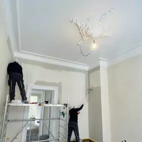 Die H+S Immobilien GmbH ist Ihr Fachbetrieb in Koblenz für das professionelle Streichen hoher Decken und anspruchsvoller Innenräume – mit Präzision, Erfahrung und dem Blick fürs Detail.