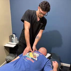 Nelson Ocasio massaging a client