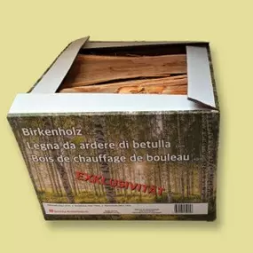 SCHACHTEL MIT BIRKENBRENNHOLZ 15 KG
Die Brennholz-Schachtel 15 kg ist eine solide Kartonschachtel gefüllt mit Holz-Scheiten in 33 cm Länge aus erstklassigem Birkenholz.

Scheitlänge: 33 cm

Das Brennholz eignet sich hervorragend für den Kamin, Grill u