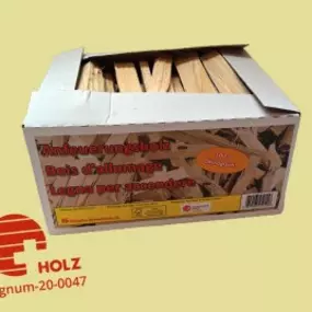 SCHACHTEL MIT FICHTE/TANNE ANFEUERUNGSHOLZ 5 KG
Die Anfeuerungsholz Schachtel ist eine solide Kartonschachtel gefüllt mit 5 kg feinem Holz aus Schweizer Tannen- und Fichtenholz.

Scheitlänge: 25 cm
Schachtelgrössen: 5 kg

Das Anfeuerungsholz eignet sic