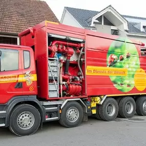 Jedes unserer Fahrzeuge ist mit einer vielseitigen Werkzeugpalette und einer TV-Kamera ausgerüstet.