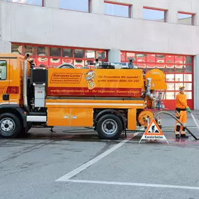 Jedes unserer Fahrzeuge ist mit einer vielseitigen Werkzeugpalette und einer TV-Kamera ausgerüstet.