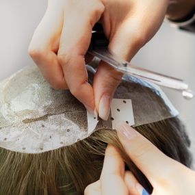 Unsere Haarsysteme lassen sich leicht befestigen, entweder mit Fküssigkleber oder mit Klebestreifen bzw. Tapes.
