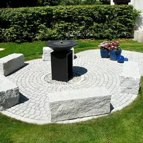 Mauer-, Pflaster- und Wegearbeiten:
Natursteinmauern aus Schiefer, Sandstein oder mit Findlingen kommen in unseren Gärten immer häufiger zur Anwendung – beispielsweise als Beetumrandung, als Steingarten, als Mauer, aber auch als Sicht- und Windschutz ist sie ein beliebtes Element in vielen Gärten.
