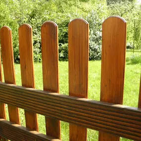 Zaunbau:
Wir errichten Zäune aus Holz-, Aluminium- oder Kunststofflatten. Auch Sonderanfertigungen sind für uns kein Problem.