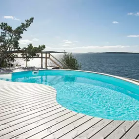 Die besten Pools in und um München
Um Ihnen neben den richtigen Zäunen, Pflanzen und Pflastern auch den perfekten Pool für Ihren Garten anbieten zu können, sind wir Exklusivpartner von Waterair.

WATERAIR Pools ist der markführende Hersteller von Bausatz-Pools und hat das Konzept des Pools mit einer Grundstruktur aus Wellstahl erfunden. Seit mehr als 45 Jahren hat diese technologische Innovation mehr als 120 000 Haushalten ermöglicht, ihren Pool einfach und schnell zu montieren und im Vergleich 
