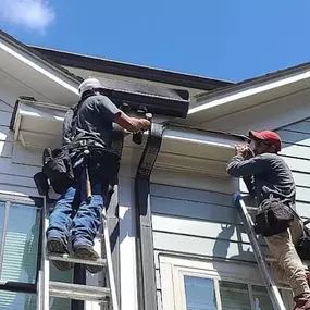 Bild von Two Men and a Gutter
