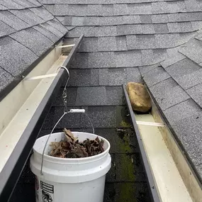Bild von Two Men and a Gutter