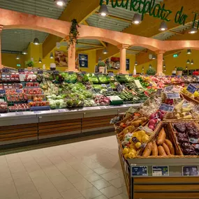Obst & Gemüse
Frische, exzellente Qualität und eine Extraportion Vitamine – die knackigen und farbenfrohen Gute-Laune-Snacks werden uns täglich frisch vom EDEKA-Fruchtkontor geliefert. Dazu gehören auch saisonale Produkte wie Erdbeeren, Spargel, lose Nüsse oder Kürbisse. Regionales bieten wir dir mit unseren Kartoffeln vom Kartoffelhof Neutze. Das Tüpfelchen auf dem i bildet die Auswahl frischer, aromatischer Kräuter. Selbstverständlich führen wir auch Bio- und Demeter-Produkte.