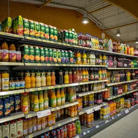 Getränkemarkt / Getränkeabteilung
In unserem separaten Getränkemarkt wartet auf einer Verkaufsfläche von 700 Quadratmetern ein Sortiment von 5.000 verschiedenen Getränken. Wir führen nichtalkoholische Getränke wie unter anderem Wasser, Softdrinks, Schorlen, Säfte und alkoholische Produkte, darunter Biere, nationale und internationale Weine und Spirituosen. Da wir auch in diesem Bereich die Produkte unserer Region einbeziehen, erhältst du hier beispielsweise Säfte von Gerths Fruchtsäften aus Rein
