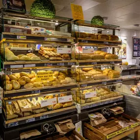 Bäckerei / Bake Off
Wer nach den herzhaften Angeboten unserer Frischetheke Lust auf süßes Gebäck bekommen hat, erreicht nach wenigen Schritten unsere Bake off-Station. Wir backen mehrmals täglich Produkte frisch auf, unter anderem von Aryzta Tiefkühlware. Neben traditionellen Broten oder Brezeln, zarten Croissants mit und ohne Füllung, verlockendem Plundergebäck oder köstlichen Frühstücksbrötchen erhältst du hier auch warme Snacks wie Pizzataschen. Ein herrlich duftender Kaffee-to-Go der Bäckere
