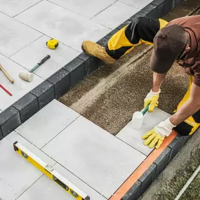 Handwerker verlegt Terrassenplatten