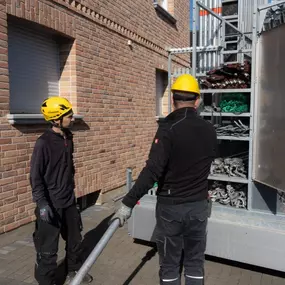 Handwerker bauen Gerüst auf
