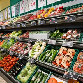 Obst und Gemüse
Vitamine, Vitalität und Geschmack!

Freuen Sie sich auf täglich frisches Obst und Gemüse, häufig regional und in bester Bio-Qualität. Unsere tollen Knollen kommen beispielsweise direkt vom Kartoffelhof Balsmann in Preußisch Oldendorf.