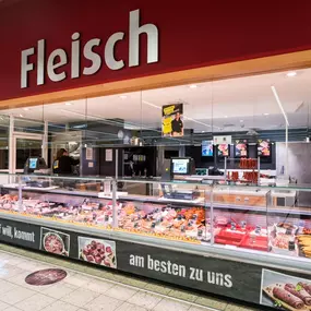 Frischetheke
Landgemachter Genuss vom Feinsten: Viele Kunden kommen allein wegen der nach alten Familienrezepten hergestellten Spezialitäten der Fleischerei Wölfing. Die Schlachter aus Lübbecke produzieren noch in bester handwerklicher Tradition. Echt westfälisch lecker sind ebenfalls die Leckerbissen der Fleischerei Spengemann, die mittlerweile auch köstliche Veggie-Griller herstellt. Meisterlichen Wurst-Genuss von Ende bis Ende bietet Kinnius aus Osnabrück, hochwertiges Geflügel-Fleisch liefer