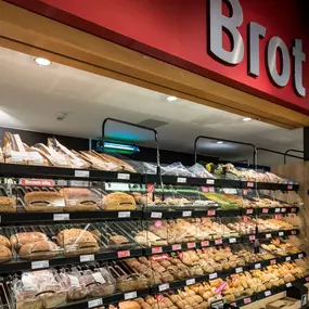 Bäckerei und Backshop
Allein der Duft ist ein Genuss!

Kross splittern die knusprigen Brötchen. Beim Anblick der frisch gebackenen Brote mit goldbrauner Kruste läuft das Wasser im Mund zusammen. Dazu zahlreiche süße Versuchungen. Unser tägliches Brot von Schäfer’s – einfach lecker.