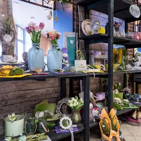 Blumen
„Ich liebe dich.“ Oder „Danke schön“ – sagen Sie es durch die Blume.

Blumen sind eines der schönsten Komplimente, manchmal auch an uns selbst. Bringen Sie Farbe ins Leben: Ob als bunte Überraschung oder zum Geburtstag, wir haben den passenden Strauß oder eine Topfblume für Sie.
