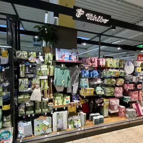 Tchibo-Shop
Frische Bohnen und frische Ideen:
Entdecken Sie neben Kaffee und Reisen jede Woche eine neue Welt! Sportlich, stylish, für die ganze Familie. Lassen Sie sich inspirieren!