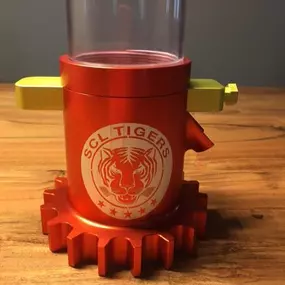 Der Nüsslispender mit gelasertem SCL Tigers Logo