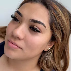 Detailed photo of custom ombré brows, designed by a Utah PMU artist for a bold yet elegant shaded style.