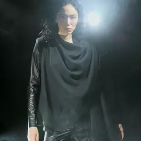 Schwarze Lederjacke mit passendem, langen Lederrrock in figurbetonter Form - Pavlina Jauss - Bekleidungsgeschäft - Damenmode - Hamburg