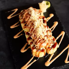 Shrimp tempura and cream cheese inside, topped with eel sauce, spicy mayo and crunchy flakes and your choice of baked krab meat or spicy crawfish.