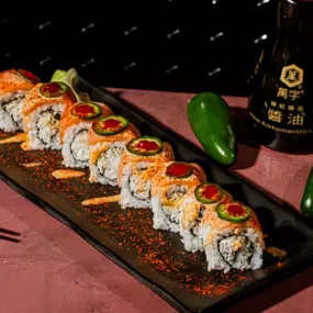 Lump blue crab, crispy tempura crunchies and green onion topped with smoked salmon, fresh jalapeño, finished with togarashi pepper, a kick of sriracha, and our signature Headbanger sauce.