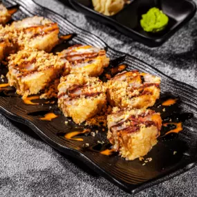 (FRIED) Shrimp tempura, salmon and cream cheese inside, fully fried, topped with spicy mayo, eel sauce and crunchy flakes. Named for a true rockstar—our founders’ son.