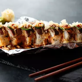 (BAKED) Spicy tuna, krab stick, cream cheese inside, topped with seared filet mignon, jalapeno, spicy mayo, sweet chili, eel sauce, sriracha, and crunchy flakes.