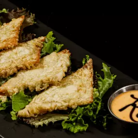 Stuffed with krabmeat and cream cheese filling, studded with greenonion and jalapeño, and served with headbanger dip swirled with eel sauce.