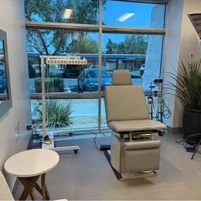 This modern aesthetic and medical treatment room is designed for comfort, functionality, and natural light. It features a fully adjustable treatment chair in soft gray upholstery, ideal for procedures like Botox, fillers, PRF/PRP, microneedling, and light therapy. Large windows provide abundant daylight, enhancing both patient comfort and procedural visibility.

The room includes professional LED lighting and ring light equipment—perfect for precision treatments and high-quality before-and-after