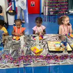 Bild von Tots Yearn To Learn 58th Street