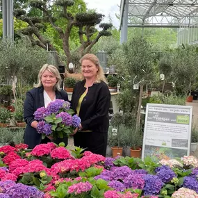 Frau Röttgers und Tina Risse-Stock bei der Geschäftsübergabe.