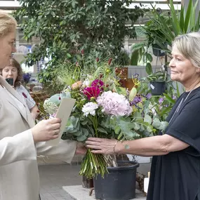 Frau Tina Risse-Stock übergibt Blumenstrauß an Claudia Röttger und bedankt sich für das Vertrauen