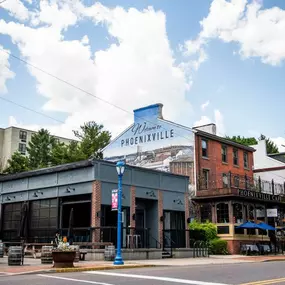 A variety of shopping and dining opportunities are nearby in Phoenixville and Collegeville