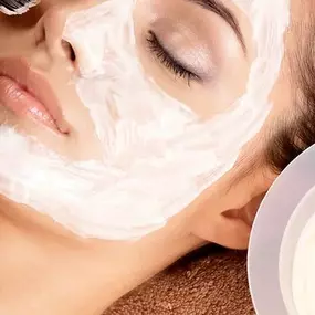 Bild von Famous Threading Salon & Spa