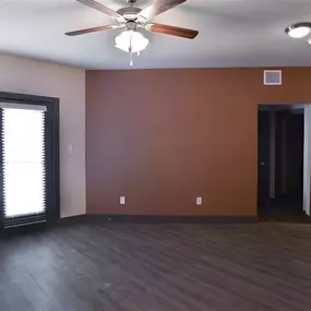A room with a ceiling fan