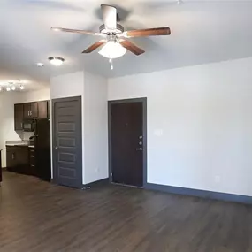 A room with a ceiling fan