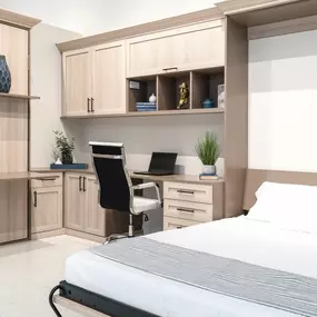 A wall bed by night, a full office by day. ???????? This dual-purpose setup is perfect for maximizing small spaces without sacrificing style or function. Let’s plan your custom solution.