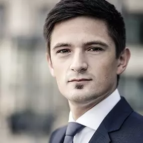 Mirko Czeschlik: Diplom-Bankbetriebswirt mit Fokus auf private und gewerbliche Immobilienfinanzierungen.
