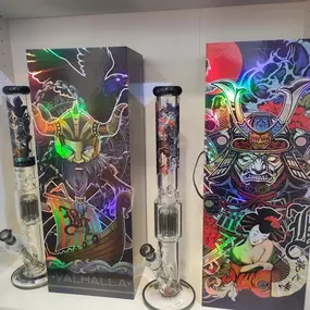håmphavn - Headshop - GrowShop - CBD kaufen Hamburg, CBD Öle, Cremes & Kosmetik, 10-OH-HHC , T.A.C. uvm. Edle Glasbongs mit Viking und Samurai Motiven – hochwertige Rauchergeräte im Hanfshop Hamburg.