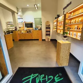 håmphavn - Headshop - GrowShop - CBD kaufen Hamburg, CBD Öle, Cremes & Kosmetik, 10-OH-HHC , T.A.C. uvm. Moderner Headshop in Hamburg mit Purize Fußmatte am Eingang und stilvoller Ladeneinrichtung.