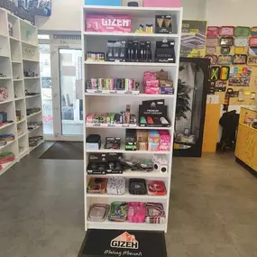 håmphavn - Headshop - GrowShop - CBD kaufen Hamburg, CBD Öle, Cremes & Kosmetik, 10-OH-HHC , T.A.C. uvm. Regale mit Gizeh Papers, Filter, Grinder und Rauchzubehör im Hanfshop Hamburg.