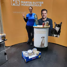 Hundeschule Martin Rütter Göppingen-Heidenheim Hundetrainerin am Infostand der Hundeschule Martin Rütter, Informationsveranstaltung und Beratung für Hundebesitzer, Networking auf Messe oder Event.